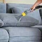 sofa limpiando